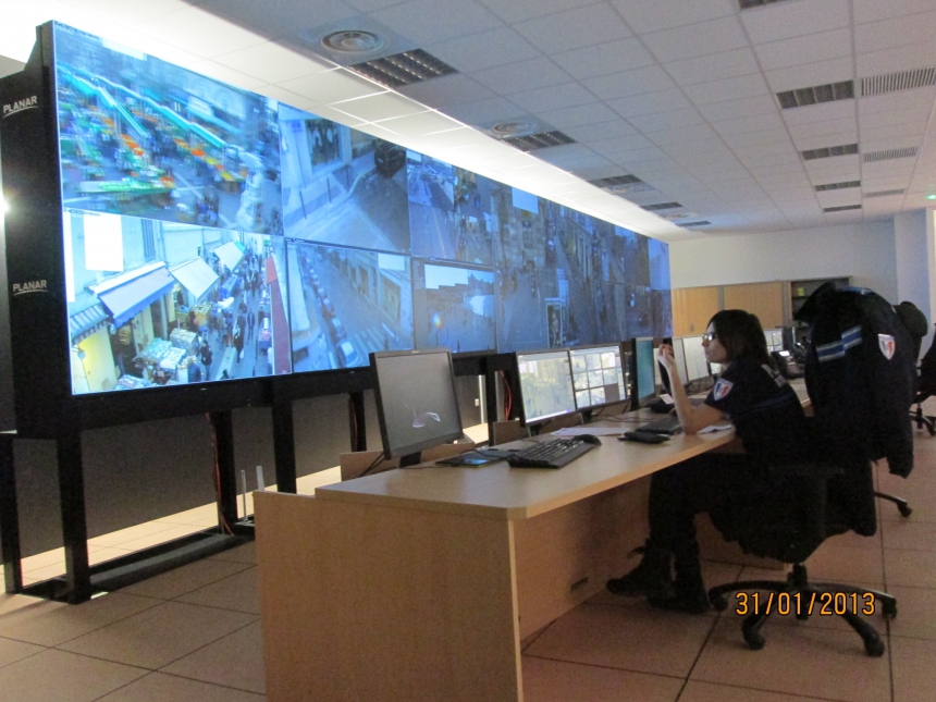 écran supervision centre surveillance urbaine marseille bureau mobilier stratifié
